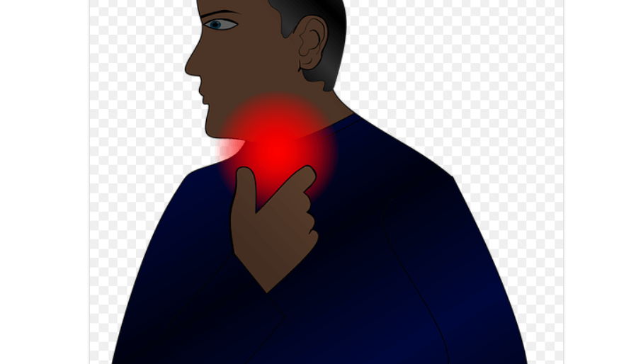 후두염에 좋은 음식을 알아보고 있는 목에 통증이 있는 남자
