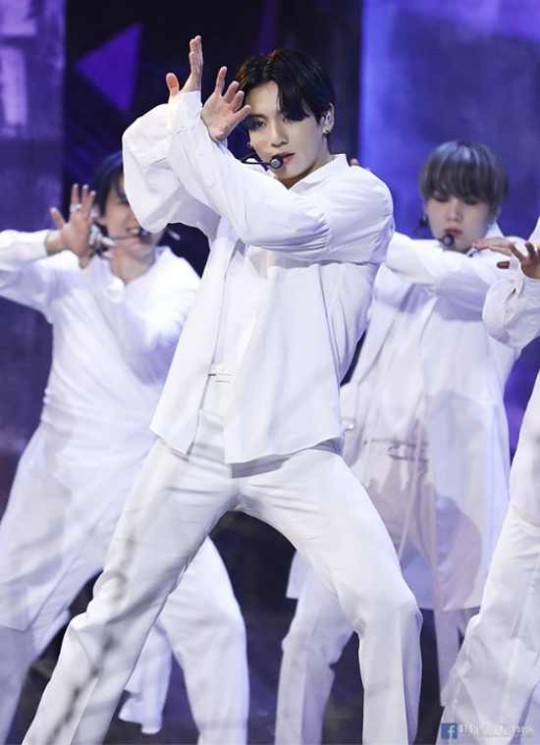  방탄소년단 정국, 무대 비하인드 포토서 강렬 카리스마 '잘생김에 반해'