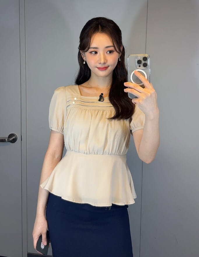 핸드폰을들고있는-긴머리여성의모습