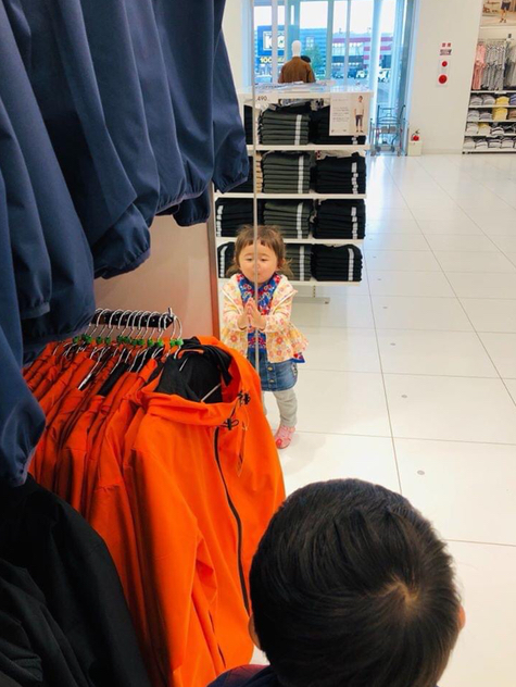  매장에서 조용하게 혼자 노는 아이