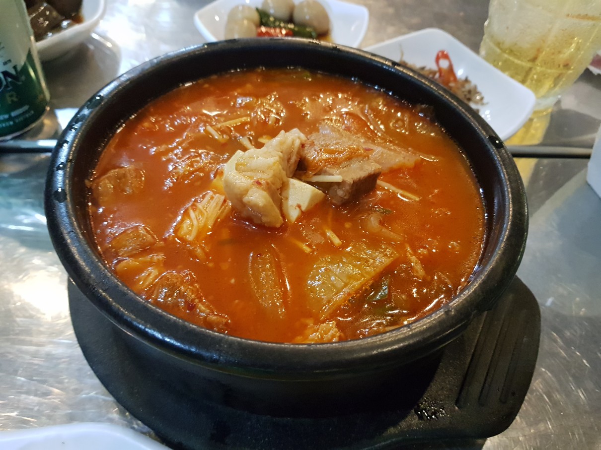 호치민 7군 푸미흥 술집 템느아(Them Nua) - 김치찌개