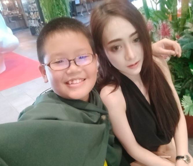  태국 재벌 2세 초딩 난타퐁 키즈와펫타나와 열애하는 20대 여자친구?