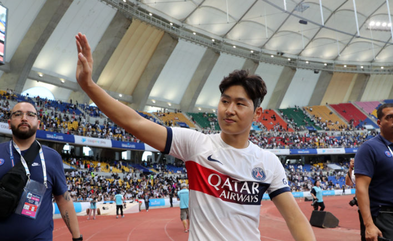 이강인 PSG 유니폼 판매 1위에 오르다