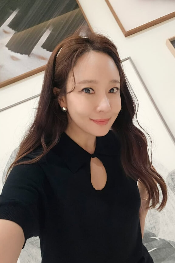 검정색옷을입은-긴머리여성의모습