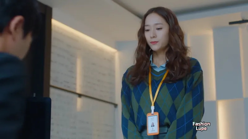 손을 모으고 있는 여자