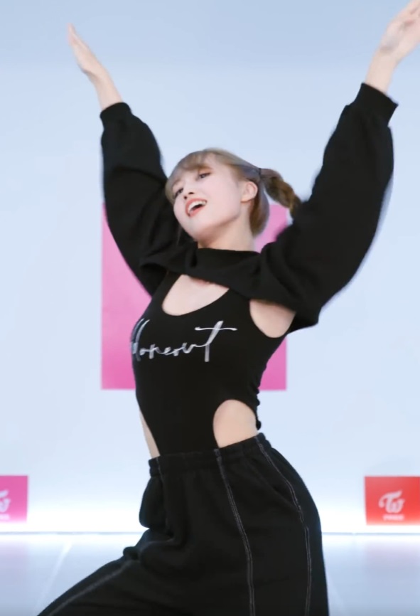 여자아이돌 트와이스 모모 가슴 몸매 엉밑 노출