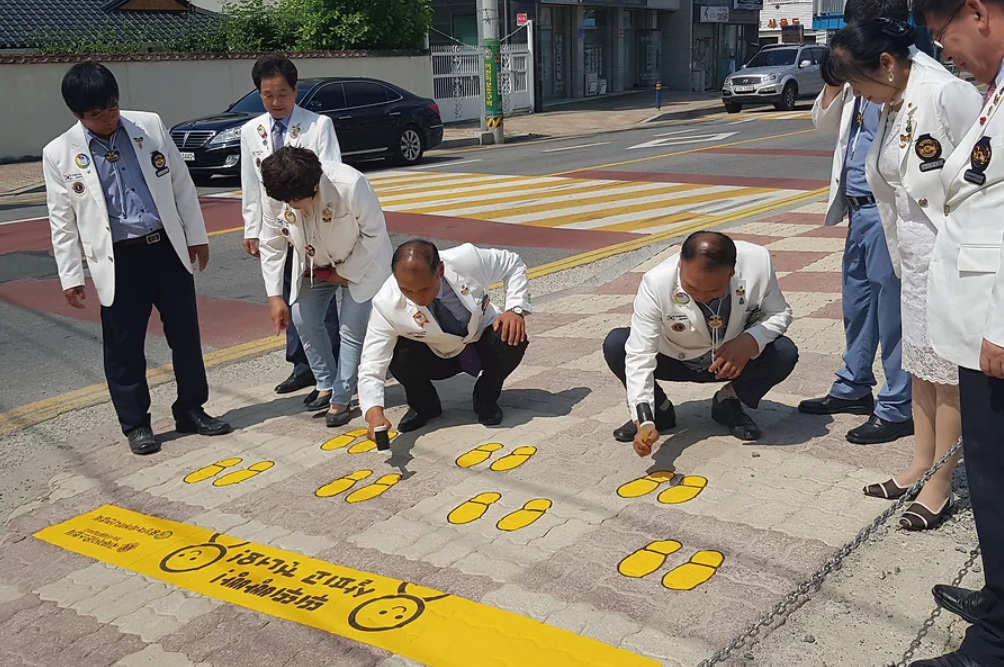 기업의 사회공헌활동으로 진행된 친환경자재로 만든 아동의 교통안전을 책임지는 노란발자국 캠페인