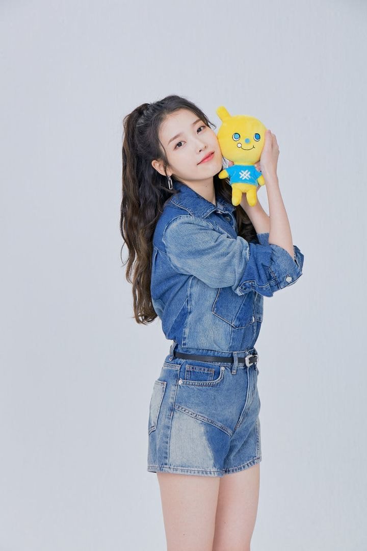  반올림피자샵 모델이된 아이유 화보 사진