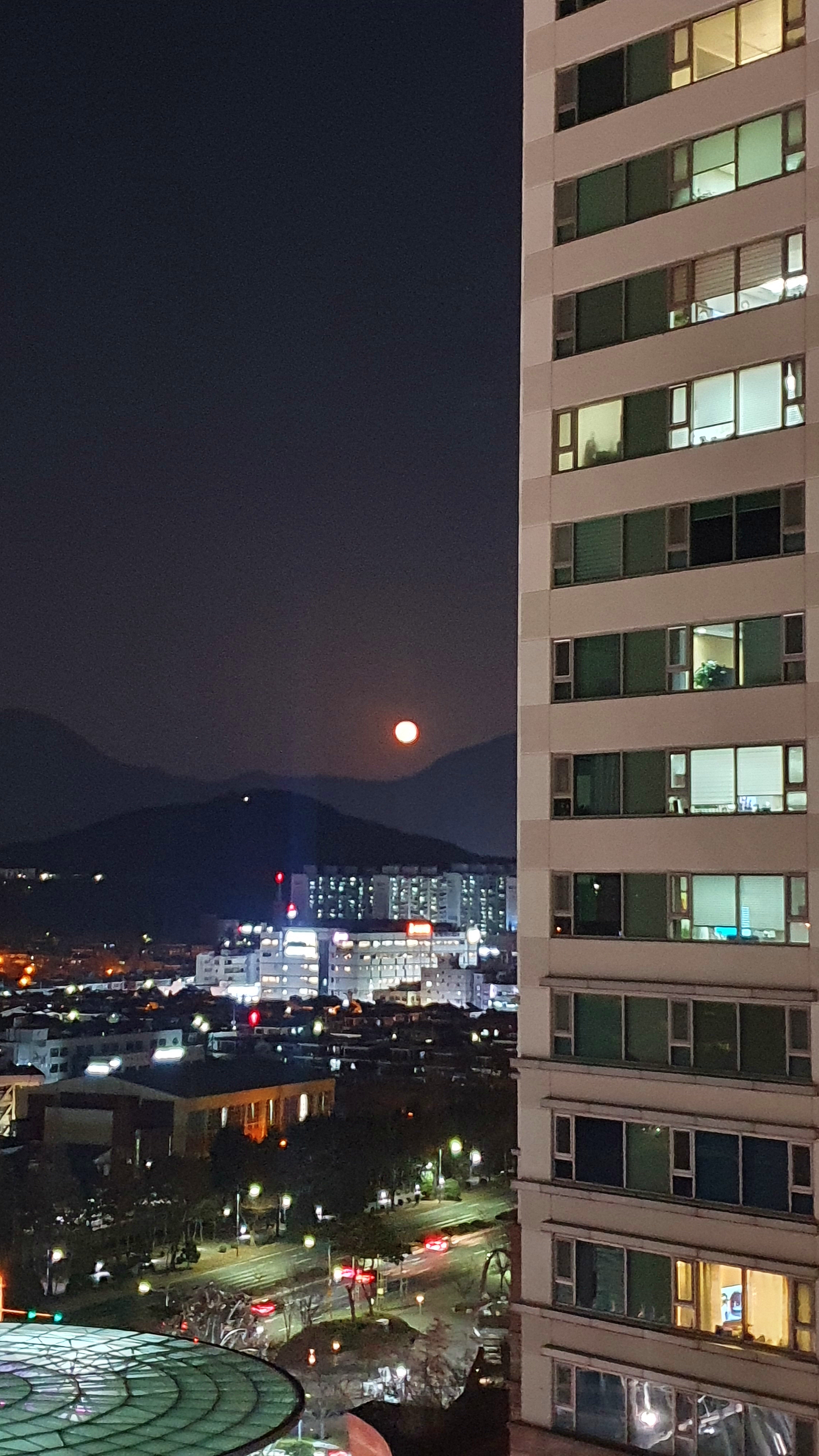 달이 선명하게 보인다. 1