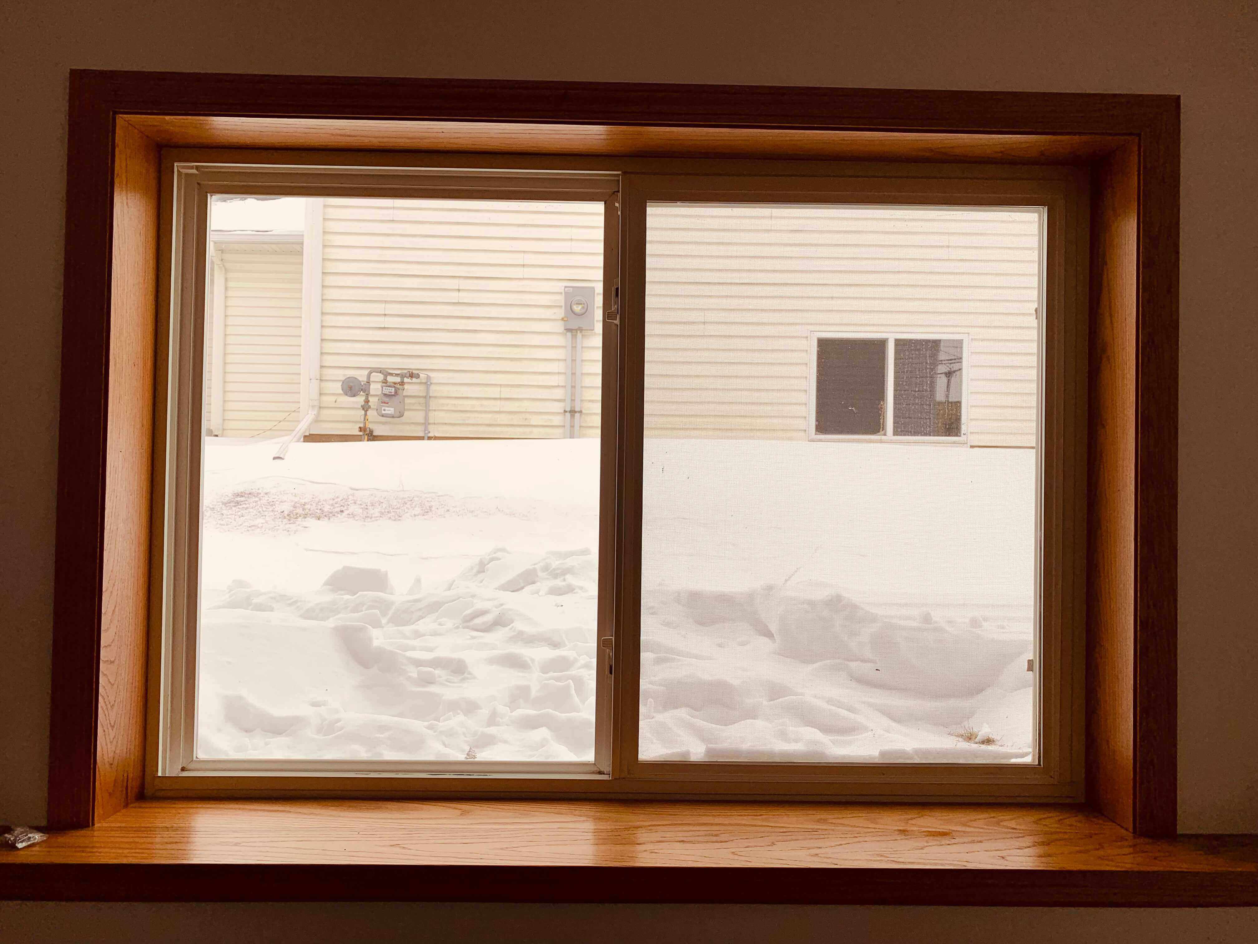 창문과-나무창틀-눈이-보이는-모습