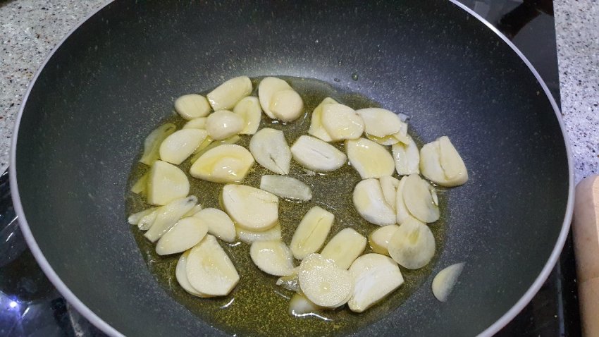  파스타는 먹고싶은데, 설거지가 귀찮다면 원팬으로 '알리오올리오'