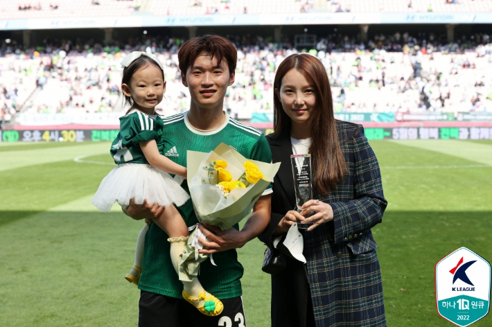 "와…S급 연예인 뺨치네…" 현재 해외에서 더 난리 난 한국 월드컵 국가 대표팀 아내의 놀라운 미모 수준