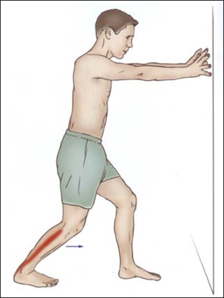 벽을 이용한 종아리 스트레칭으로 가자미근을 스트레칭 하기 위한 방법을 나타낸 그림