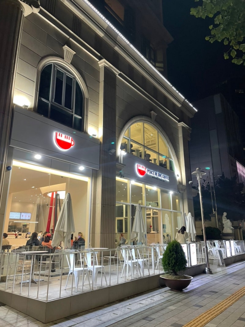 롯데타워 앞 피스인더커피