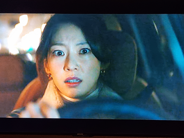 상훈(이광수)의 연락을 받고 놀라는 유정(공승연)