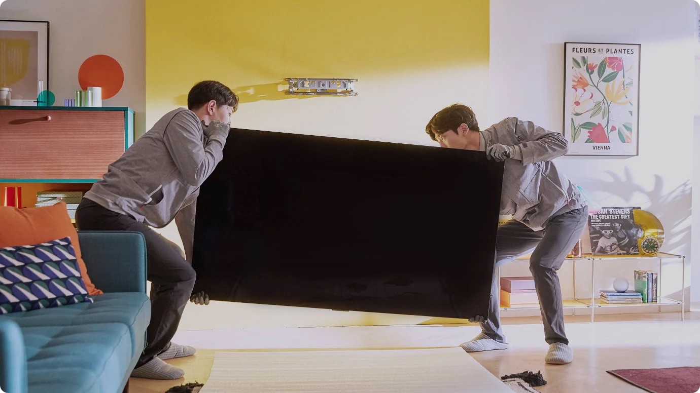 TV를-설치하고-있는-전문기사