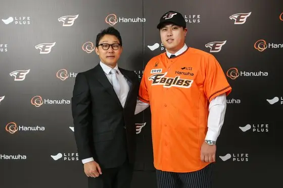  '괴물' 류현진, 12년 만에 친정팀 한화 복귀! 8년 총액 170억원 계약