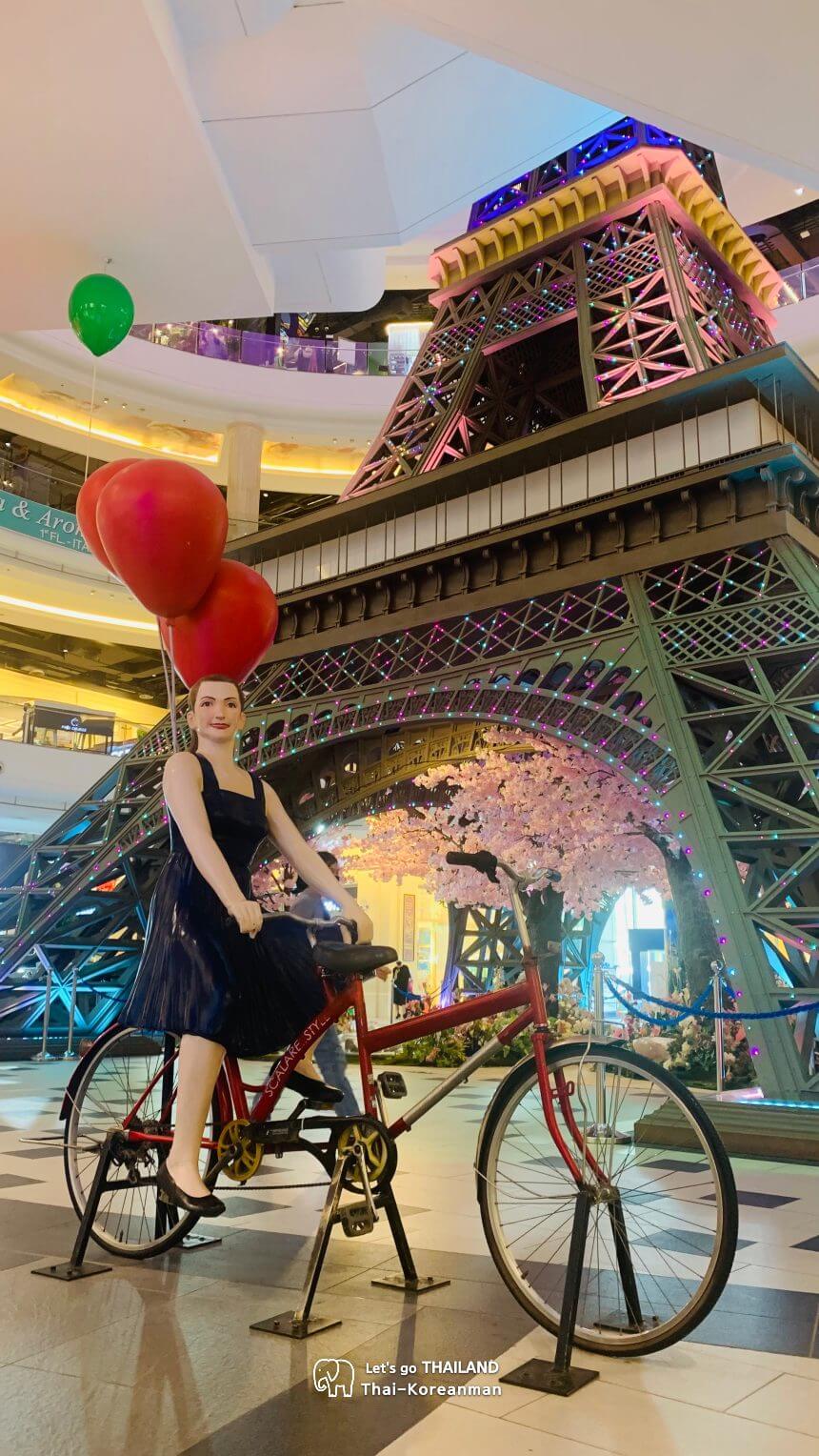 G층 파리(Paris) 자전거타는 여인 사진