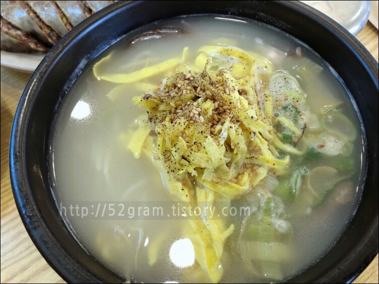 계란 지단이 올라간 국밥 사진