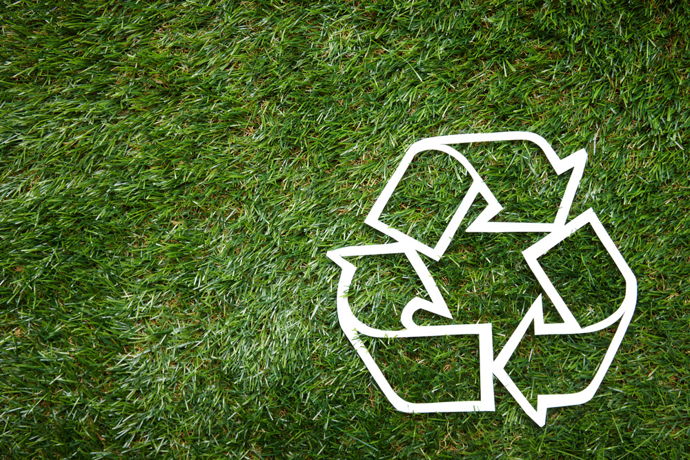 지속가능한 미래를 위해 가장 중요한 실천 방법 중 하나는 재활용과 분리수거입니다.
