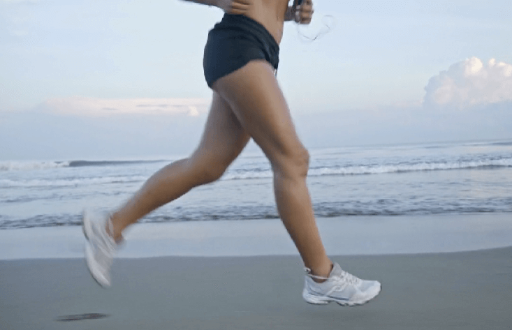 굵은 다리 튼실한 허벅지 신체 다리 해변에서 뛰고 있는 사람 사진
