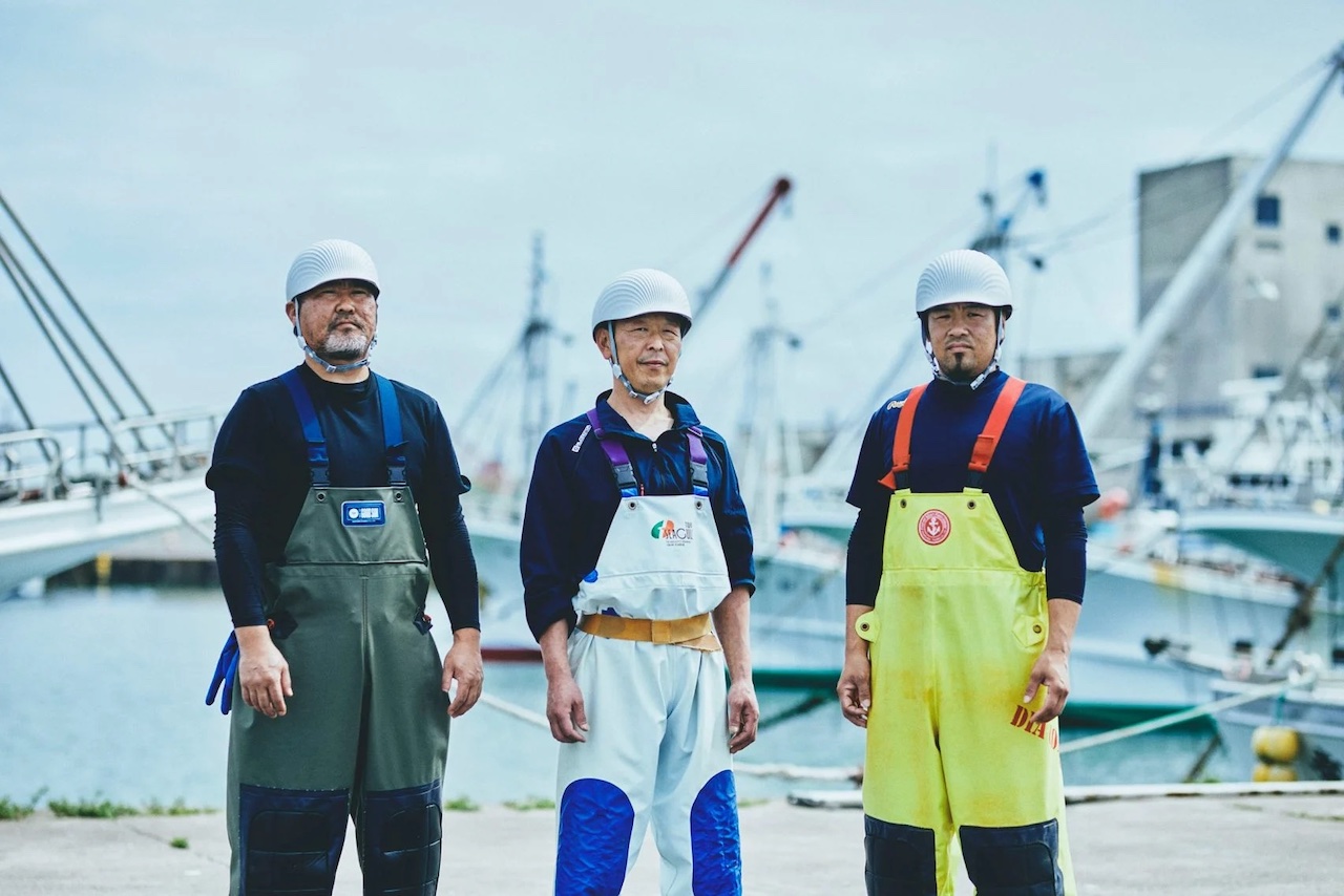 일본에서 Shellmet 헬멧을 쓴 세 명의 어부