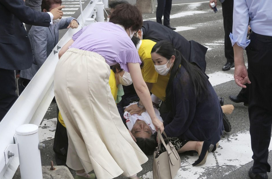  아베 사망?! 산탄총 맞아 심정지로 실려가
