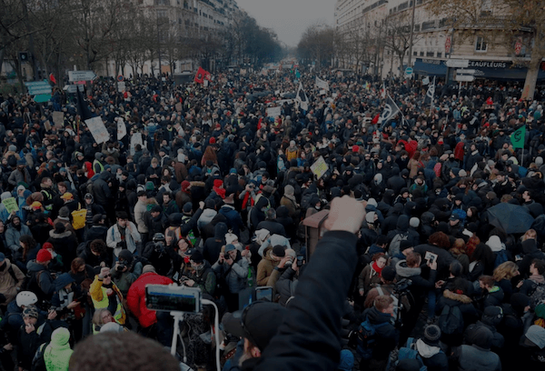 프랑스 파리에서 연금 개혁에 항의하는 프랑스 시민들