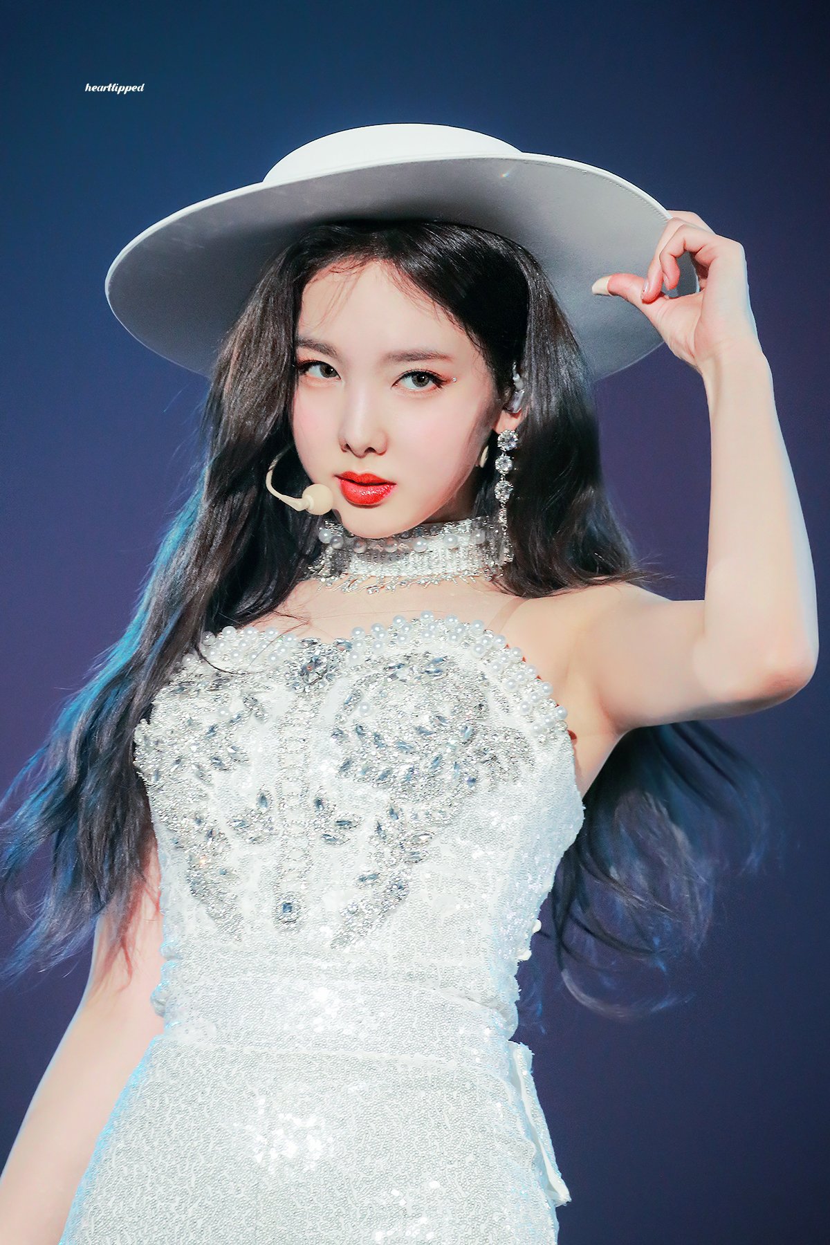  트와이스 나연 2019 월드투어 오프숄더 의상 사진