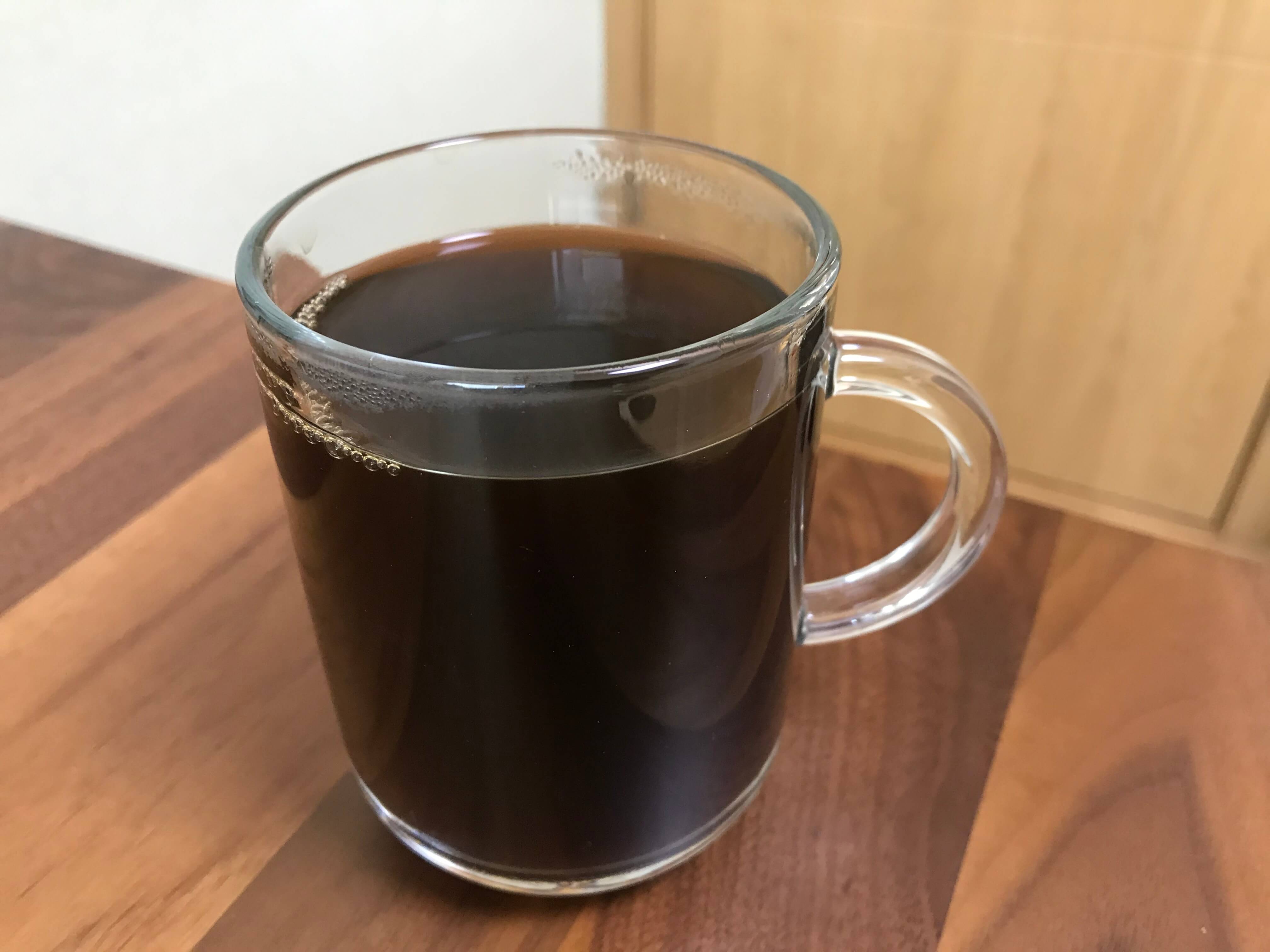 커피 스틱을 탄 커피 모습
