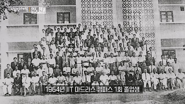 다큐 인사이트 - KBS인도 천재 - 1부 인도공과대학] 인도의 인구는 중국을 추월해 인구 1위 국가로 올라섰다.ts_20230508_202102.194.jpg