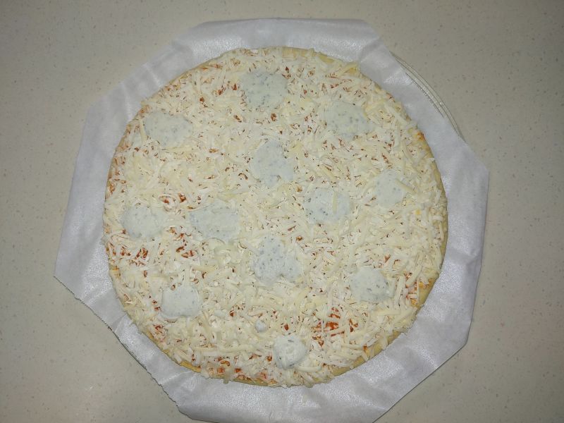 비닐 포장을 뜯은 피자 사진