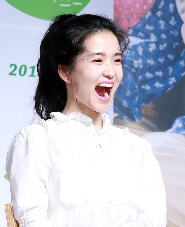 활짝 웃는 김태리