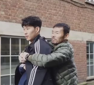 손흥민 박지성 누가 더 대단할까?(+나이 연봉 주급 업적)