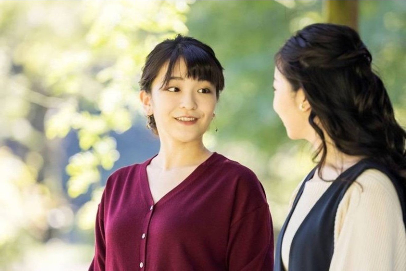  아키히토 일왕의 손녀 일본 아이돌 코무로 마코 공주, 일반인 코무로 케이와 결혼, 뉴욕 메트로폴리틴 미술관 큐레이터. 나이