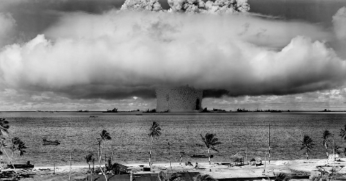 핵이 바닷가에서 폭발하는 모습