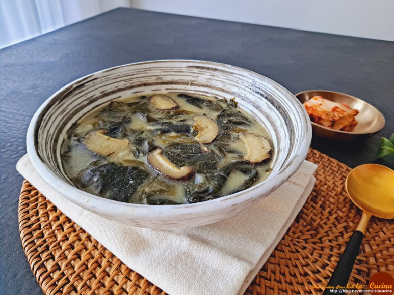 미역국 끓이는 방법 쫄깃~ 표고버섯 들깨미역국 고기없이 5