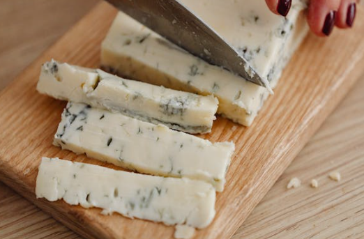 고르곤졸라(Gorgonzola)의 기본정보, 영양소, 칼로리, 그리고 건강에 미치는 영향