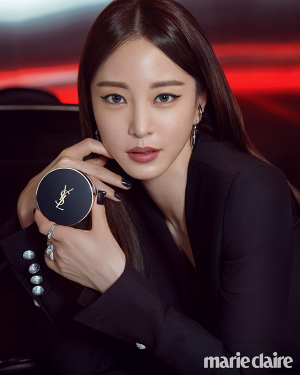  한예슬, 입생로랑 블랙 아이라인으로 매력 발산