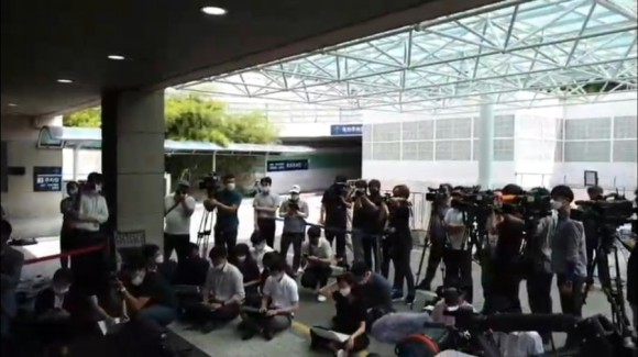 서울시청 앞 박원순 분향소 앞 성창경TV서울대병원 장례식장 주차장에 마련된 강용석·김용호·김세석·김용호·양평의 집. 유튜브 ON. 2020년 7월 11일 2시 30분 89