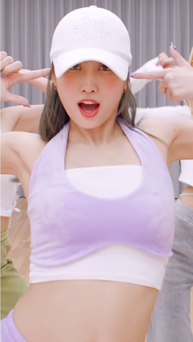  트와이스 모모 크롭탑 무대연습 패션 움짤 gif