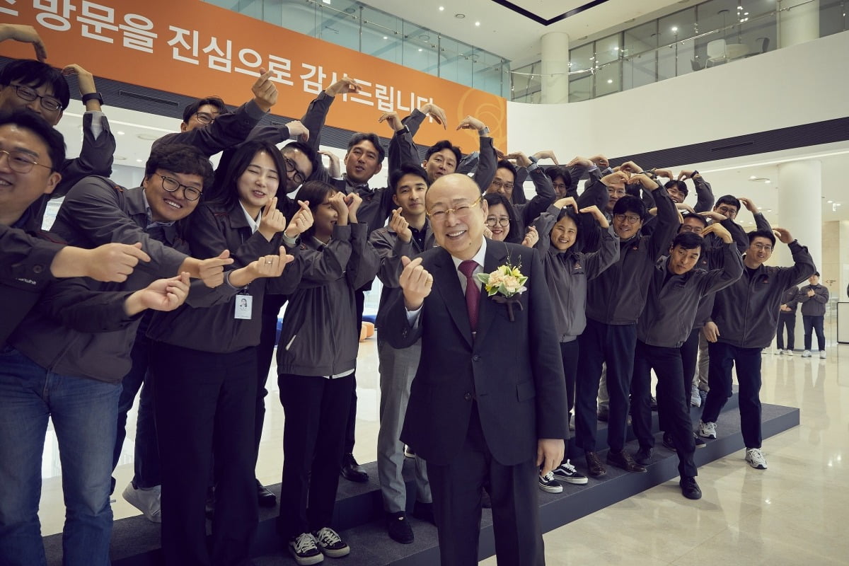 김승연 한화그룹 회장이 3월 29일 대전 유성구 한화에어로스페이스 대전R&D캠퍼스를 방문해 직원들과 기념 촬영을 하고 있다.