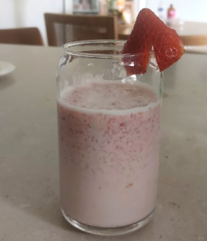 우유 -컵 - 딸기