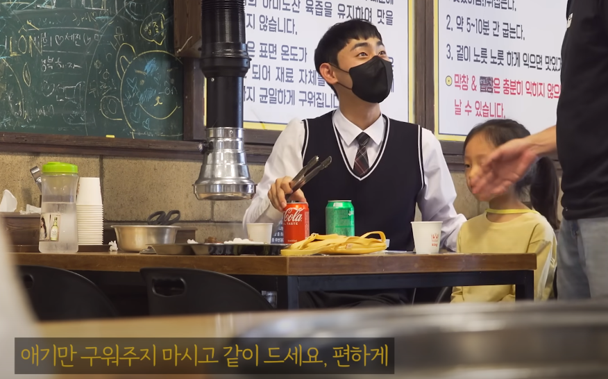"동생만 먹이려고 하는데 1인분만 주시면 안될까요…? 배고픈 남매가 식당에 찾아가 1인분만 주문하자 가게 주인의 뜻밖에 '행동'에 모두가 눈시울을 붉혔습니다