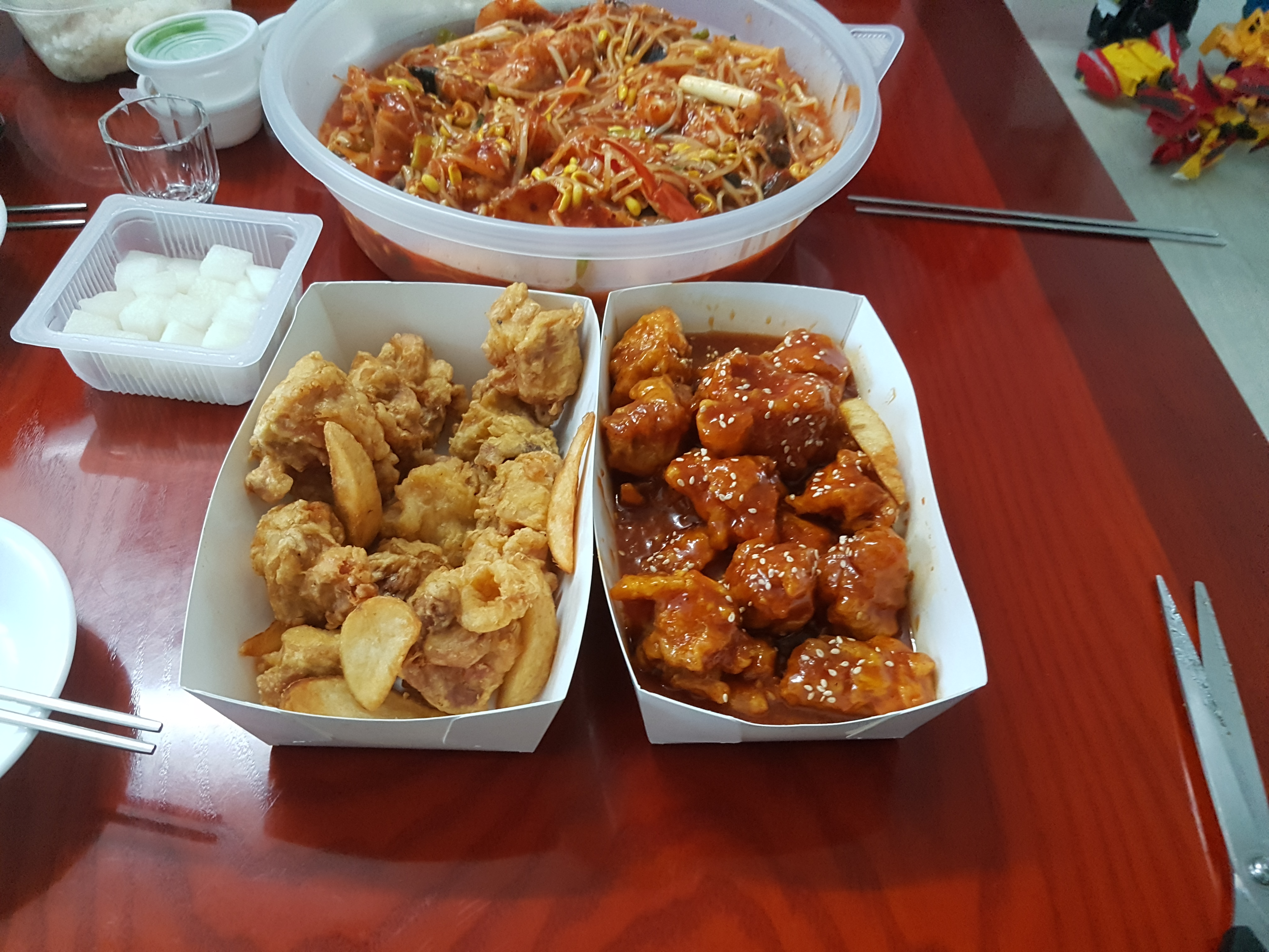  치킨과 아구찜을 같이 먹어보았습니다.
