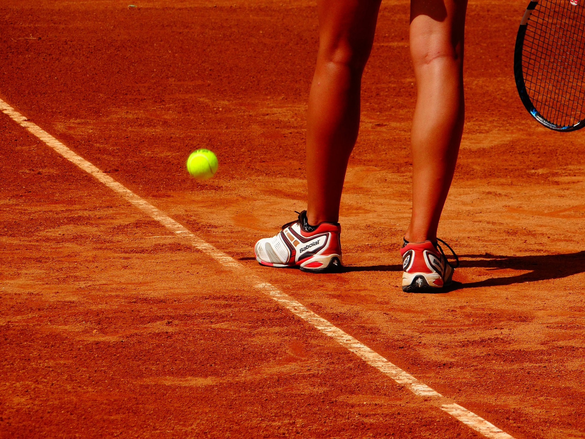 흙으로 된 테니스 코트 사진