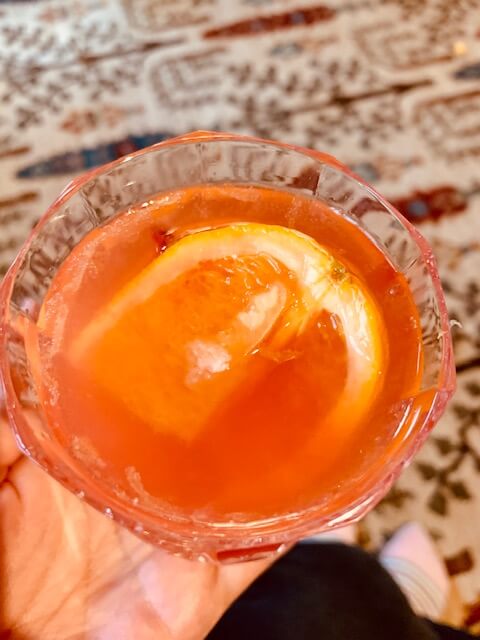 투명 컵-안에-오렌지-위스키와-오렌지-조각이-담긴-모습
