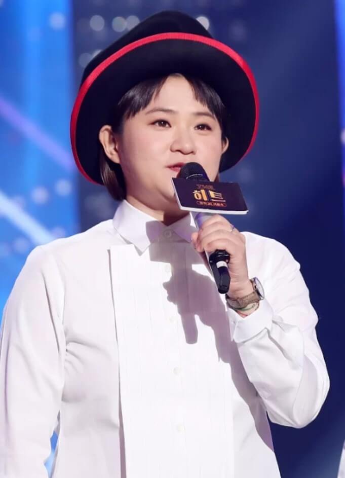 방송인 김신영이 급성 후두염으로 라디오 프로그램을 불참하고 치료 중이며&#44; &#39;전국노래자랑&#39;에서도 떠날 예정이다.
소속사는 건강 상태를 체크 중이며&#44; 새 MC로 남희석이 확정되었다.
김신영은 2022년 KBS 연예대상에서 &#39;전국노래자랑&#39;으로 우수상을 수상했으며&#44; 일부 시청자들은 MC 교체에 반발하고 있다.