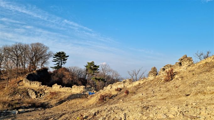 여섯장의 작은 사진엔 남한산 정상 부근 성곽 보수현장&#44; 푸른 하늘&#44;