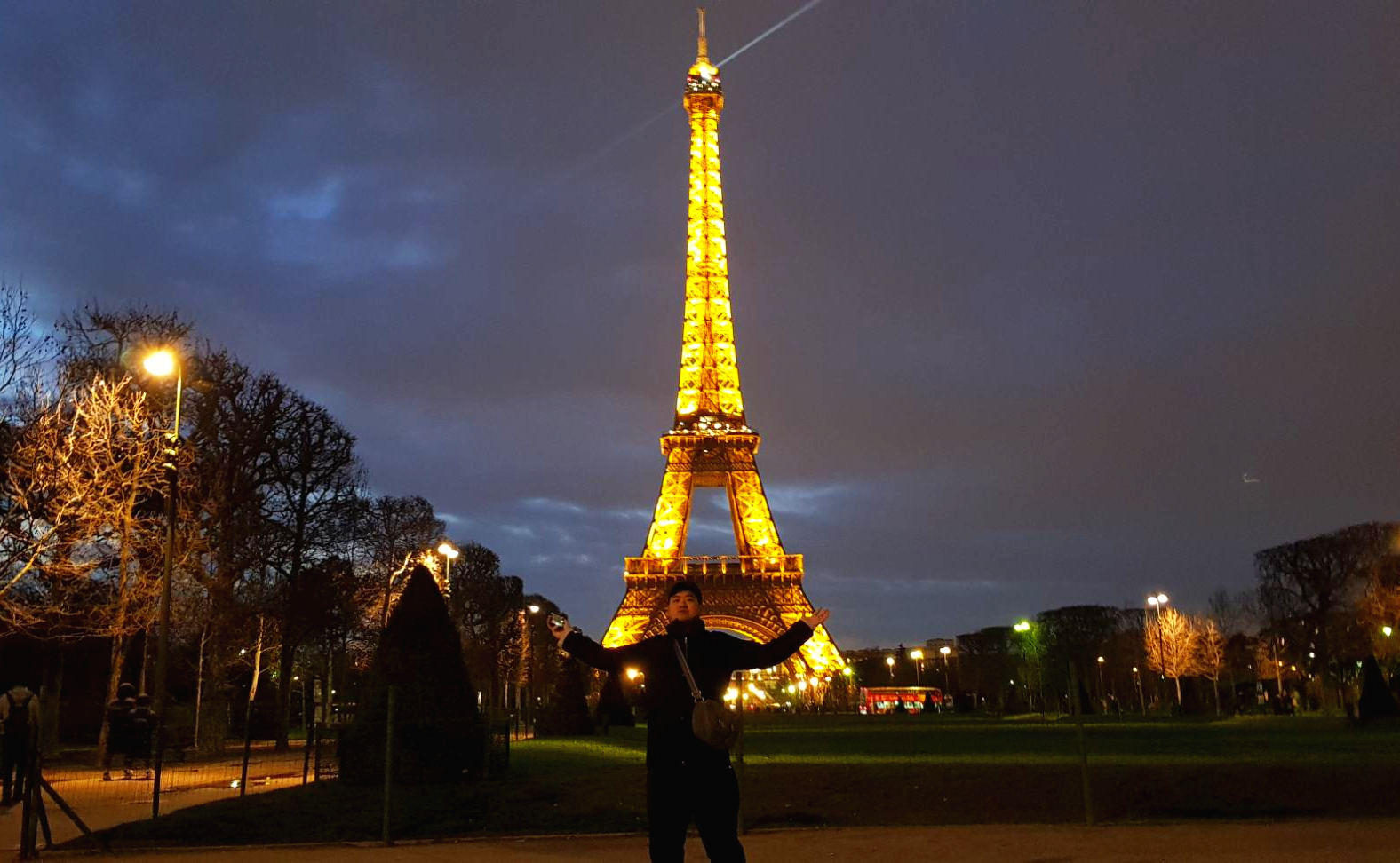 프랑스 파리 에펠탑 앞에서